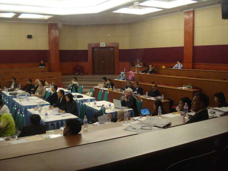 An engrossed audience finding the discussion absolutely scintillating. 